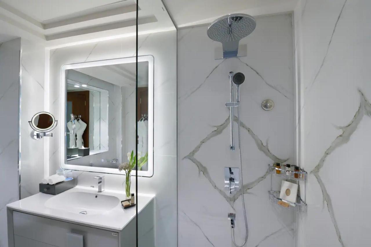 Wyndham Grand Doha West Bay Beach ภายนอก รูปภาพ Bathroom