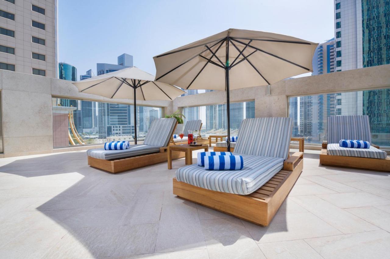 Wyndham Grand Doha West Bay Beach ภายนอก รูปภาพ The pool deck at the hotel
