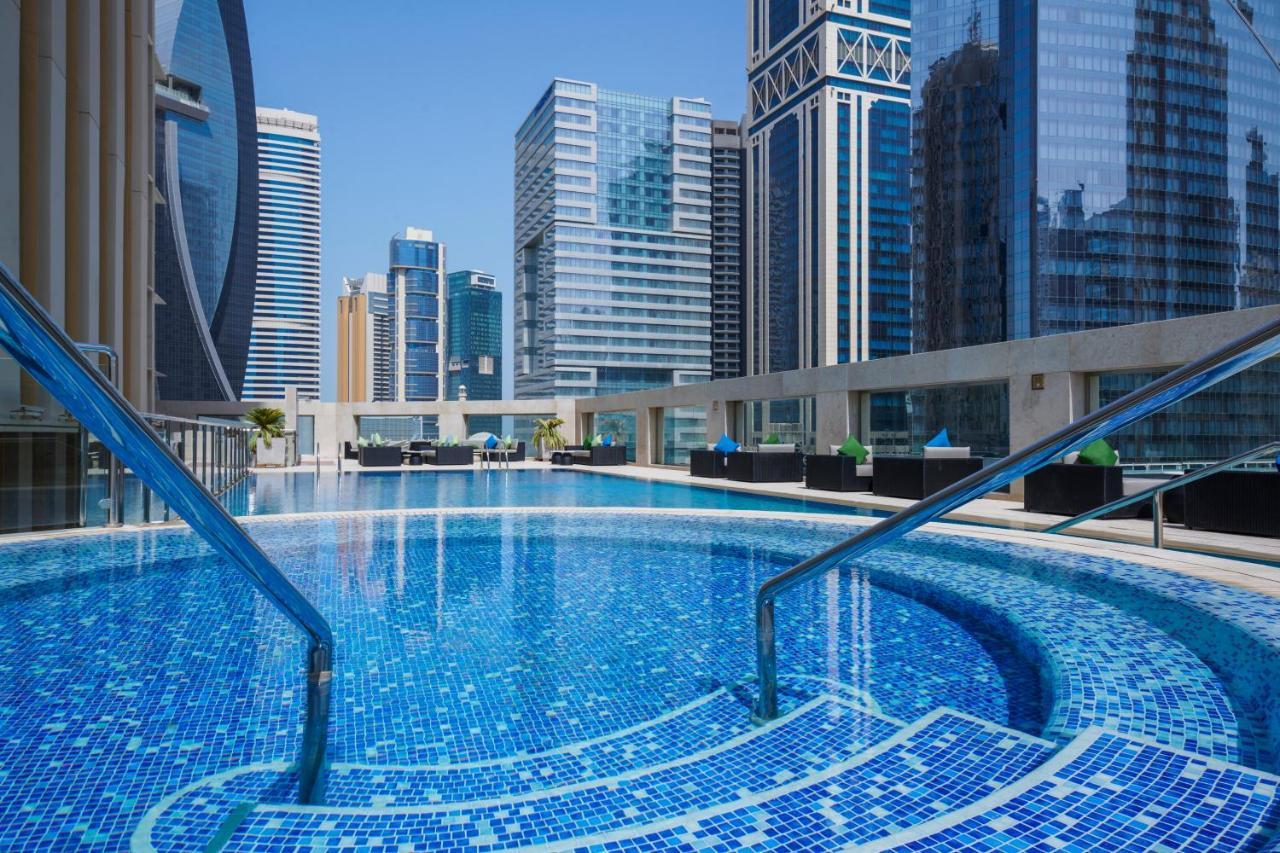 Wyndham Grand Doha West Bay Beach ภายนอก รูปภาพ The swimming pool at the hotel