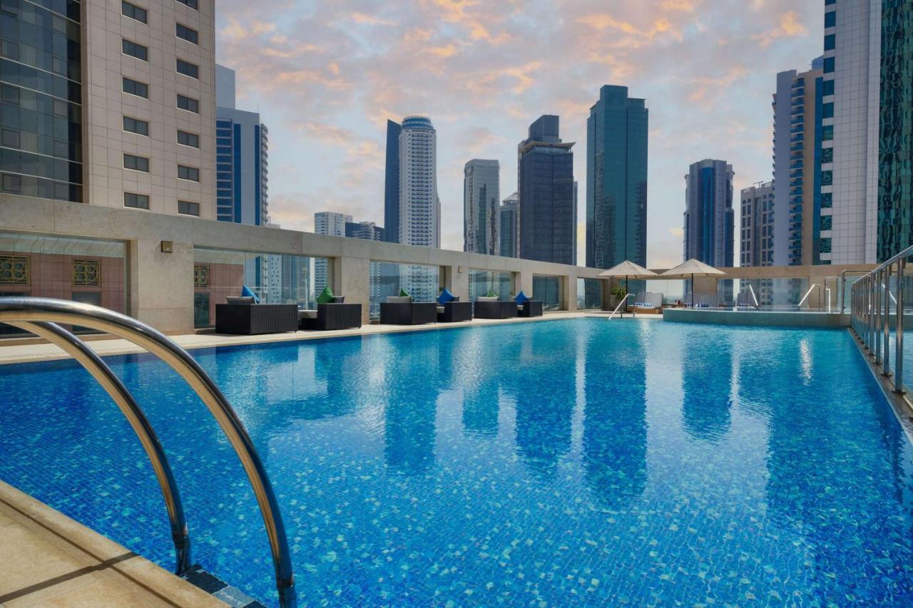 Wyndham Grand Doha West Bay Beach ภายนอก รูปภาพ The swimming pool at the hotel