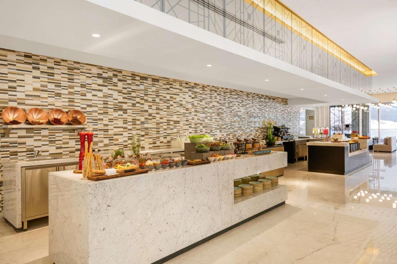 Wyndham Grand Doha West Bay Beach ภายนอก รูปภาพ The buffet at the lobby