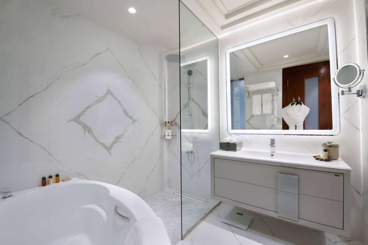 Wyndham Grand Doha West Bay Beach ภายนอก รูปภาพ Bathroom