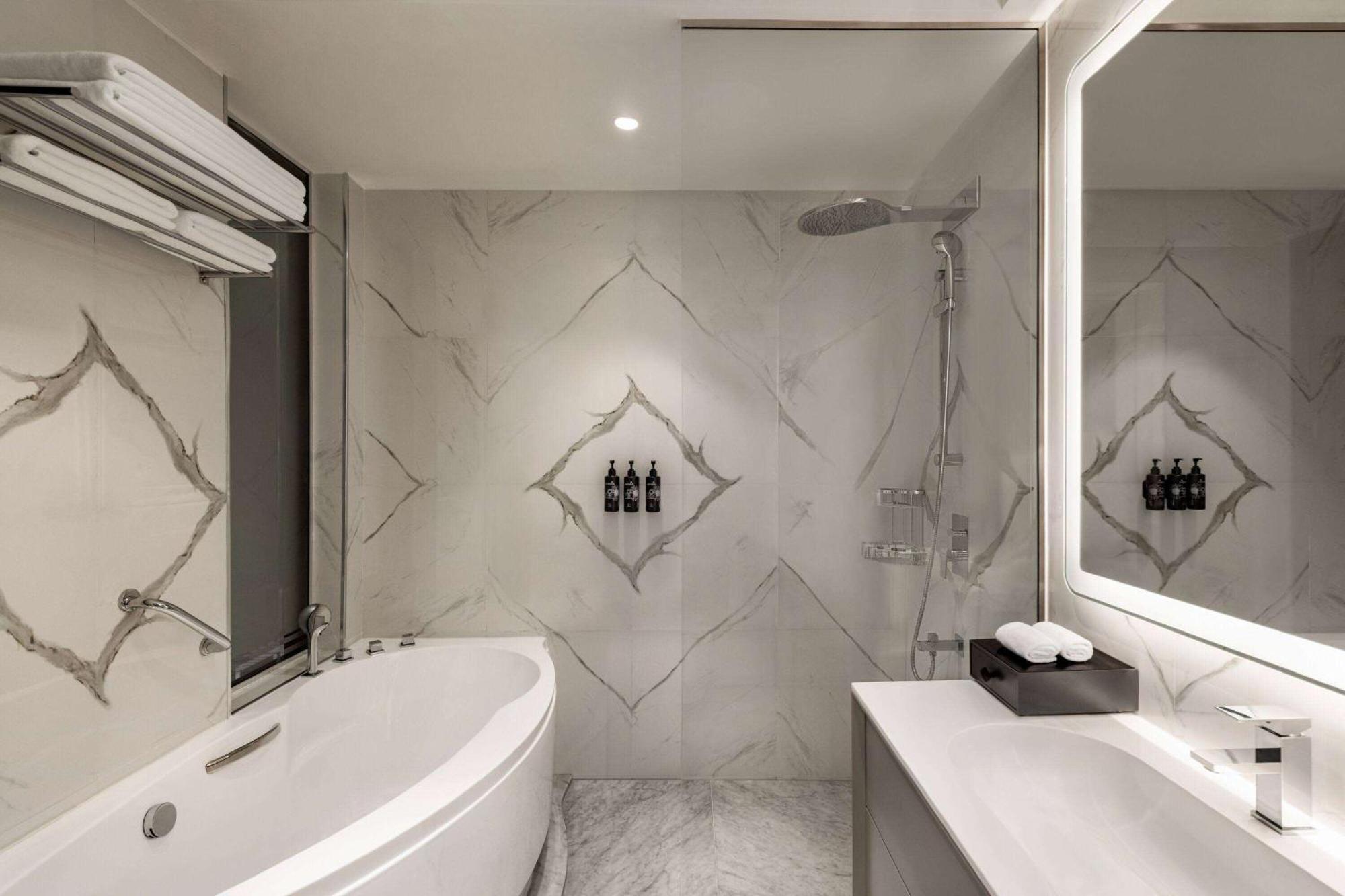 Wyndham Grand Doha West Bay Beach ภายนอก รูปภาพ Bathroom