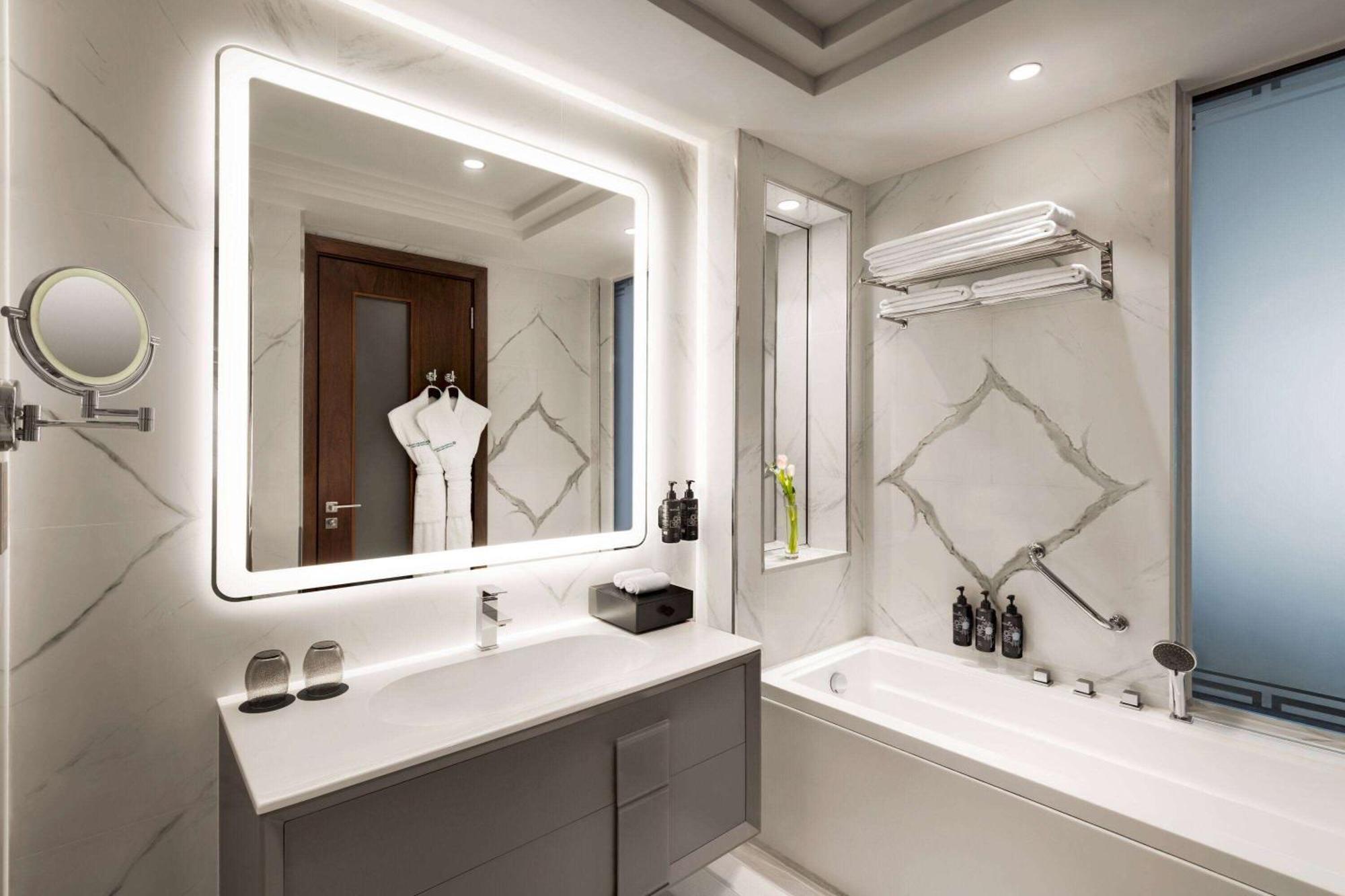 Wyndham Grand Doha West Bay Beach ภายนอก รูปภาพ Bathroom